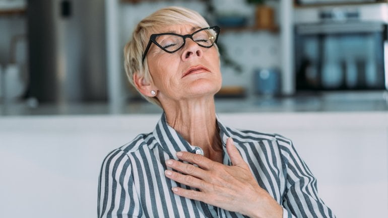Beim Ausatmen Geräusche Im Hals Geräusche beim Ausatmen: Was Rasseln oder Knistern bedeuten